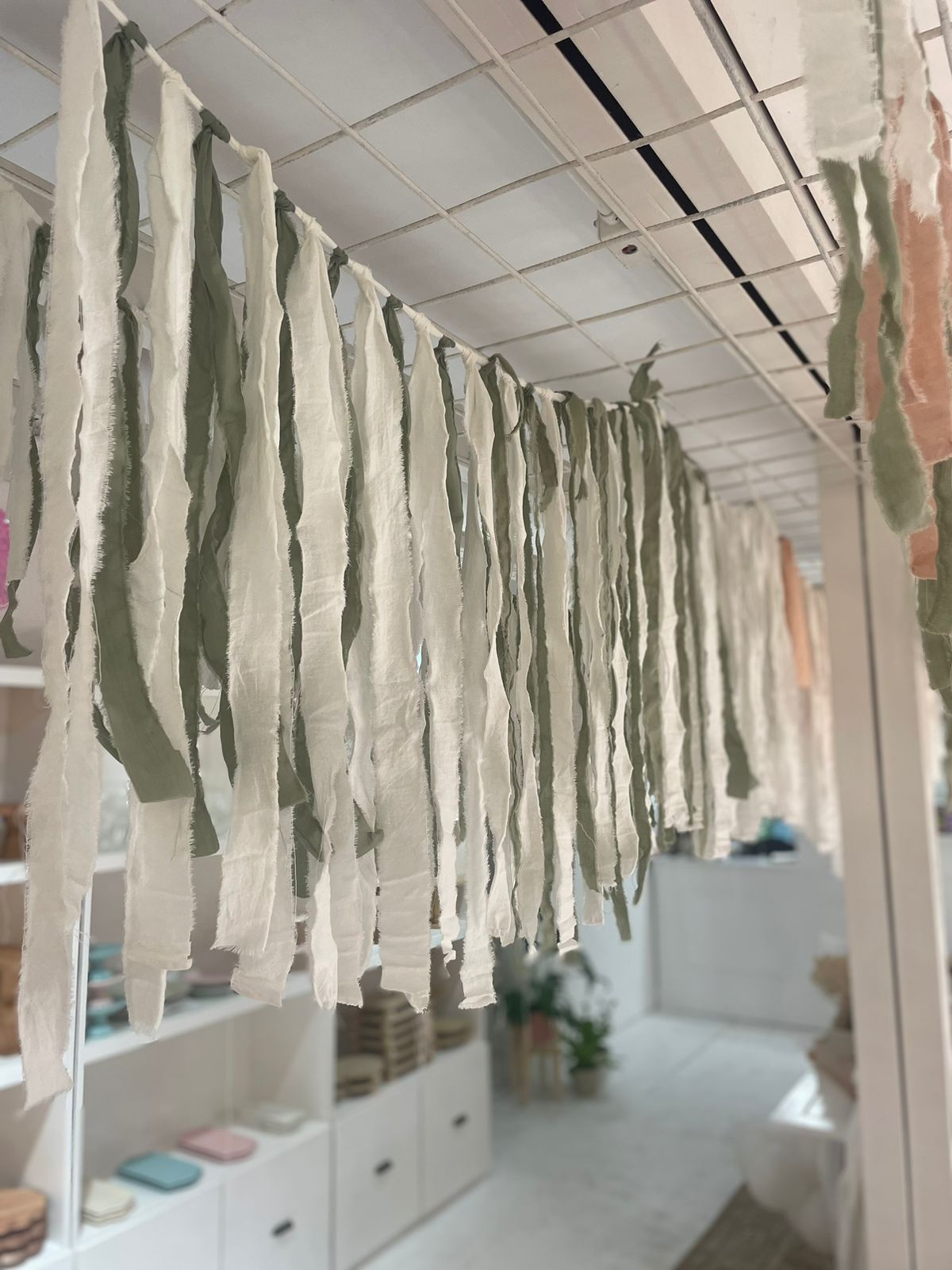 CORTINA GUIRNALDA  DE TELA SHABBY  VERDE Y CRUDO