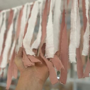 CORTINA GUIRNALDA  DE TELA SHABBY  ROSA Y CRUDO