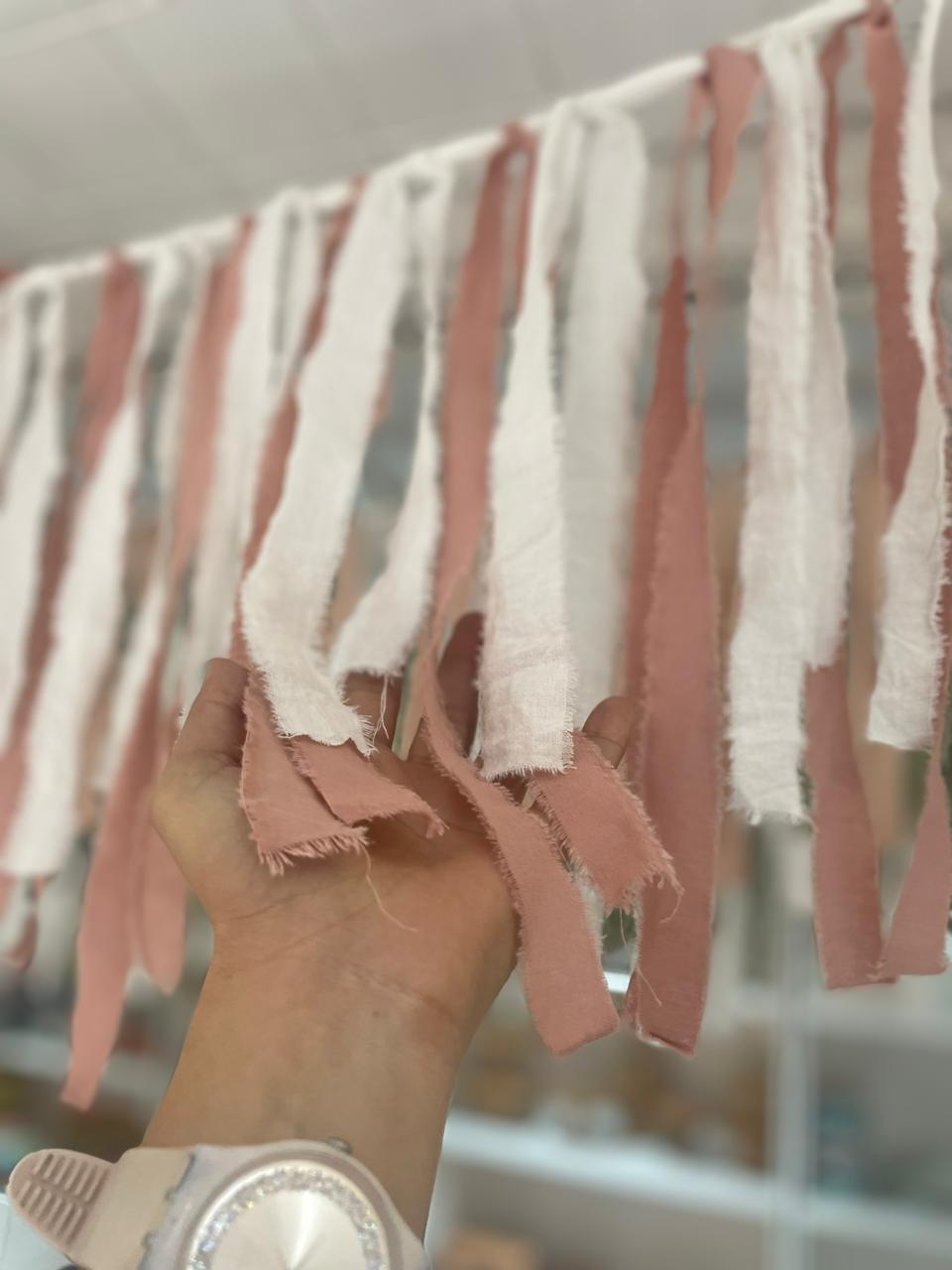 CORTINA GUIRNALDA  DE TELA SHABBY  ROSA Y CRUDO