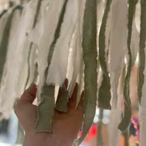 CORTINA GUIRNALDA  DE TELA SHABBY  VERDE Y CRUDO