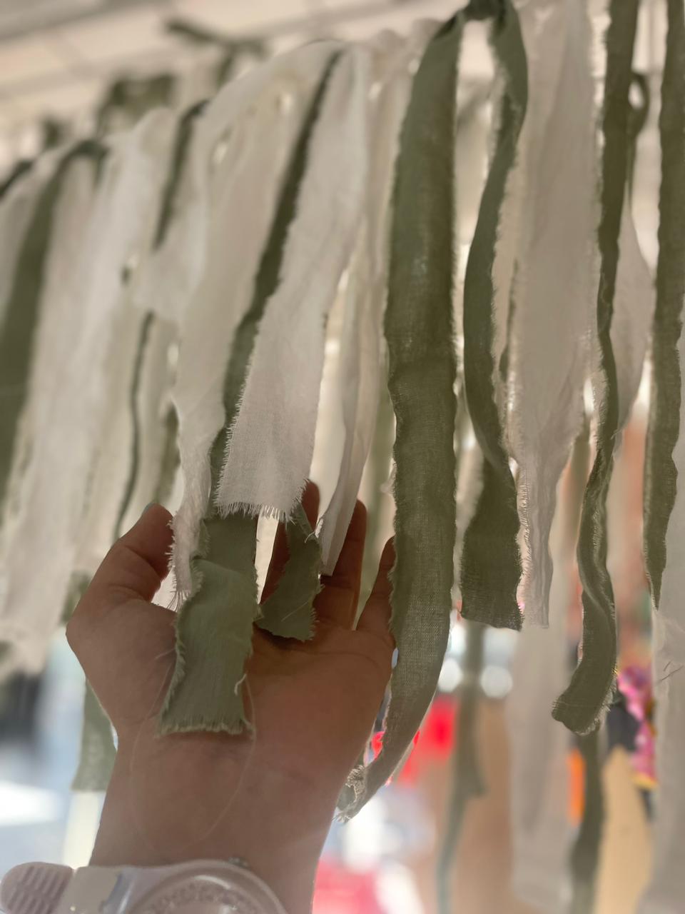 CORTINA GUIRNALDA  DE TELA SHABBY  VERDE Y CRUDO
