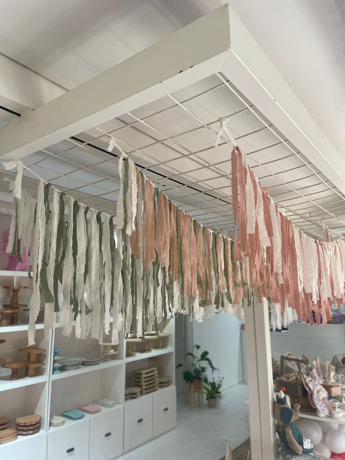 CORTINA GUIRNALDA  DE TELA SHABBY  ROSA BEBÉ Y CRUDO