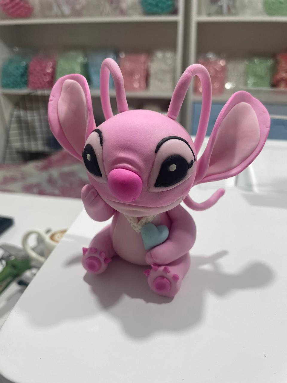 ADORNO DE TORTA EN PORCELANA ÁNGELA (Stich)