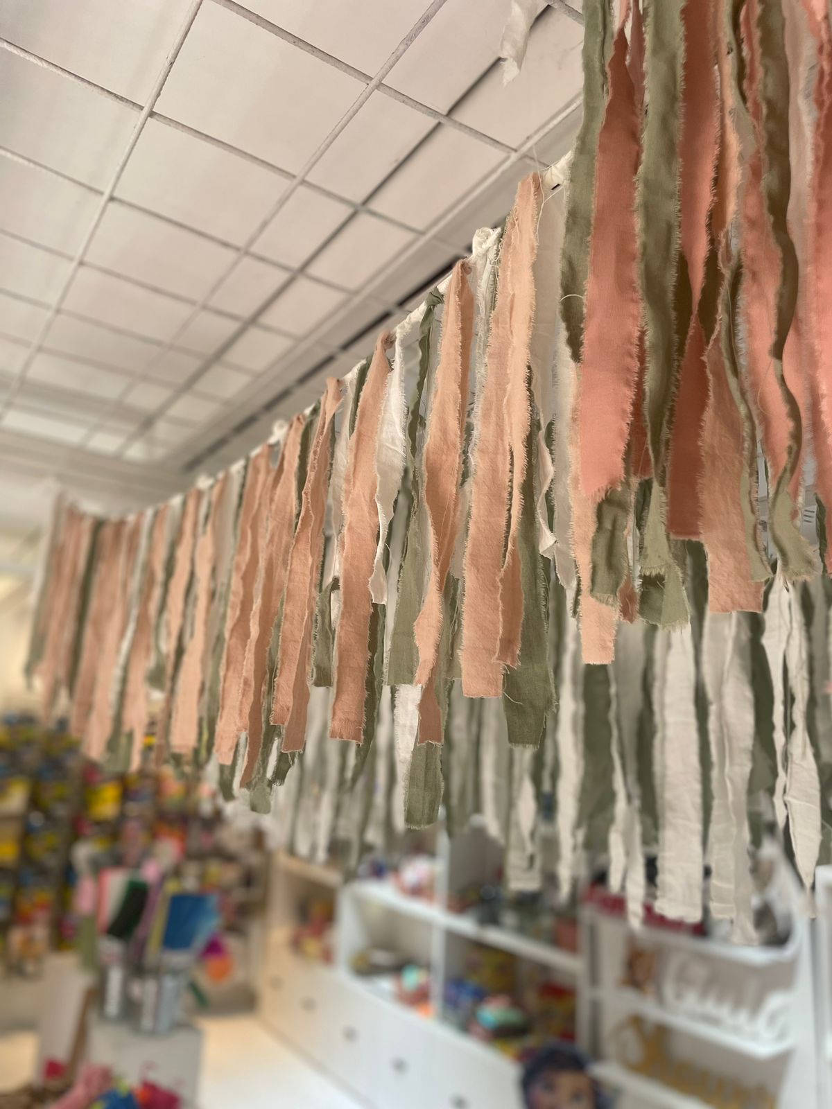 CORTINA GUIRNALDA  DE TELA SHABBY VERDE,ROSA Y CRUDO