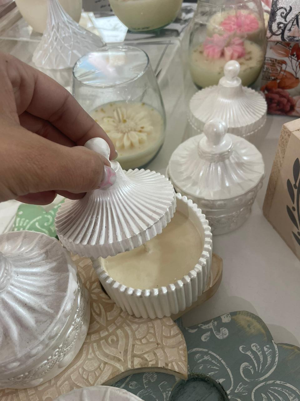 VELA DE PARAFINA EN CARAMELERA DE YESO