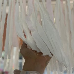 CORTINA GUIRNALDA  DE TELA SHABBY  ROSA BEBÉ Y CRUDO