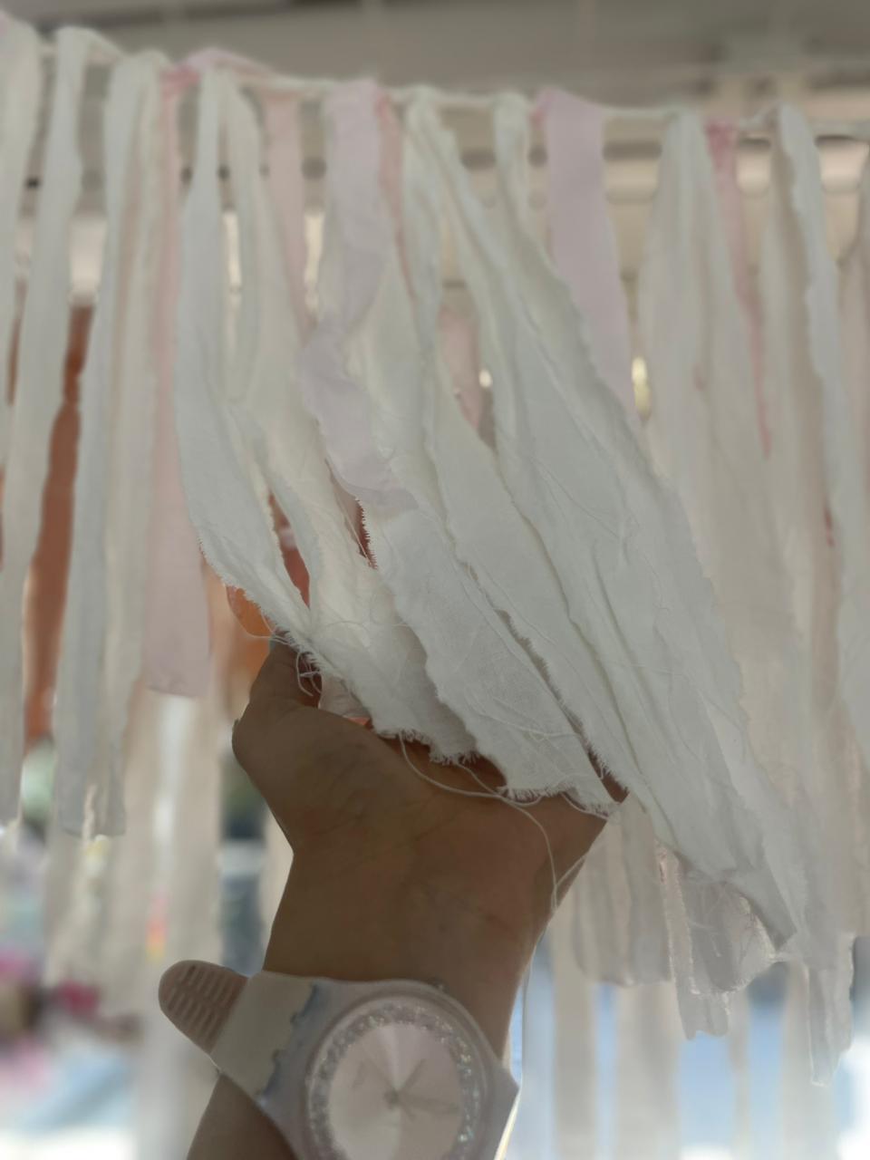 CORTINA GUIRNALDA  DE TELA SHABBY  ROSA BEBÉ Y CRUDO