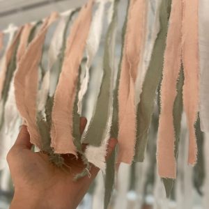 CORTINA GUIRNALDA  DE TELA SHABBY VERDE,ROSA Y CRUDO