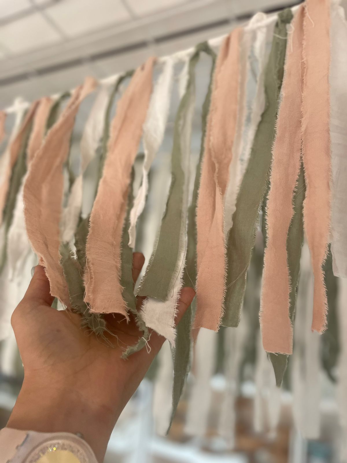 CORTINA GUIRNALDA  DE TELA SHABBY VERDE,ROSA Y CRUDO