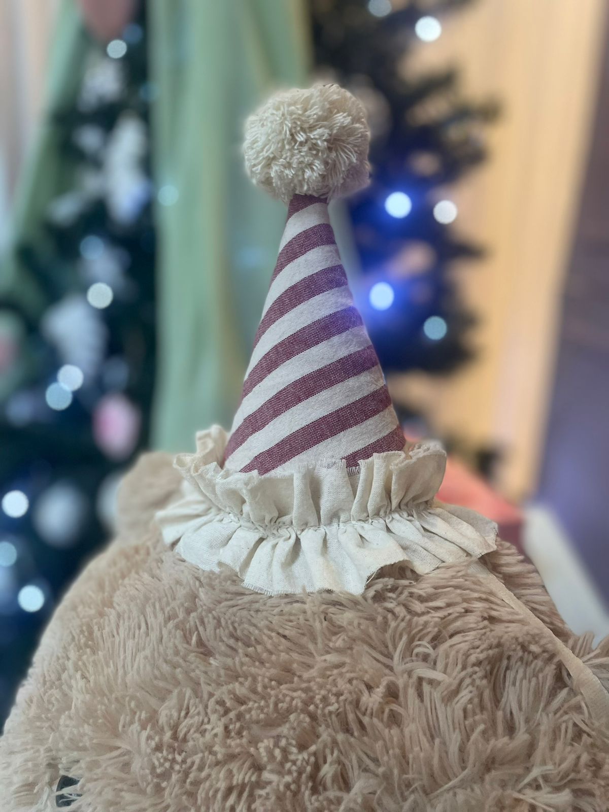 BONETE DE TELA CON POMPÓN Y VOLADOS - Imagen 3