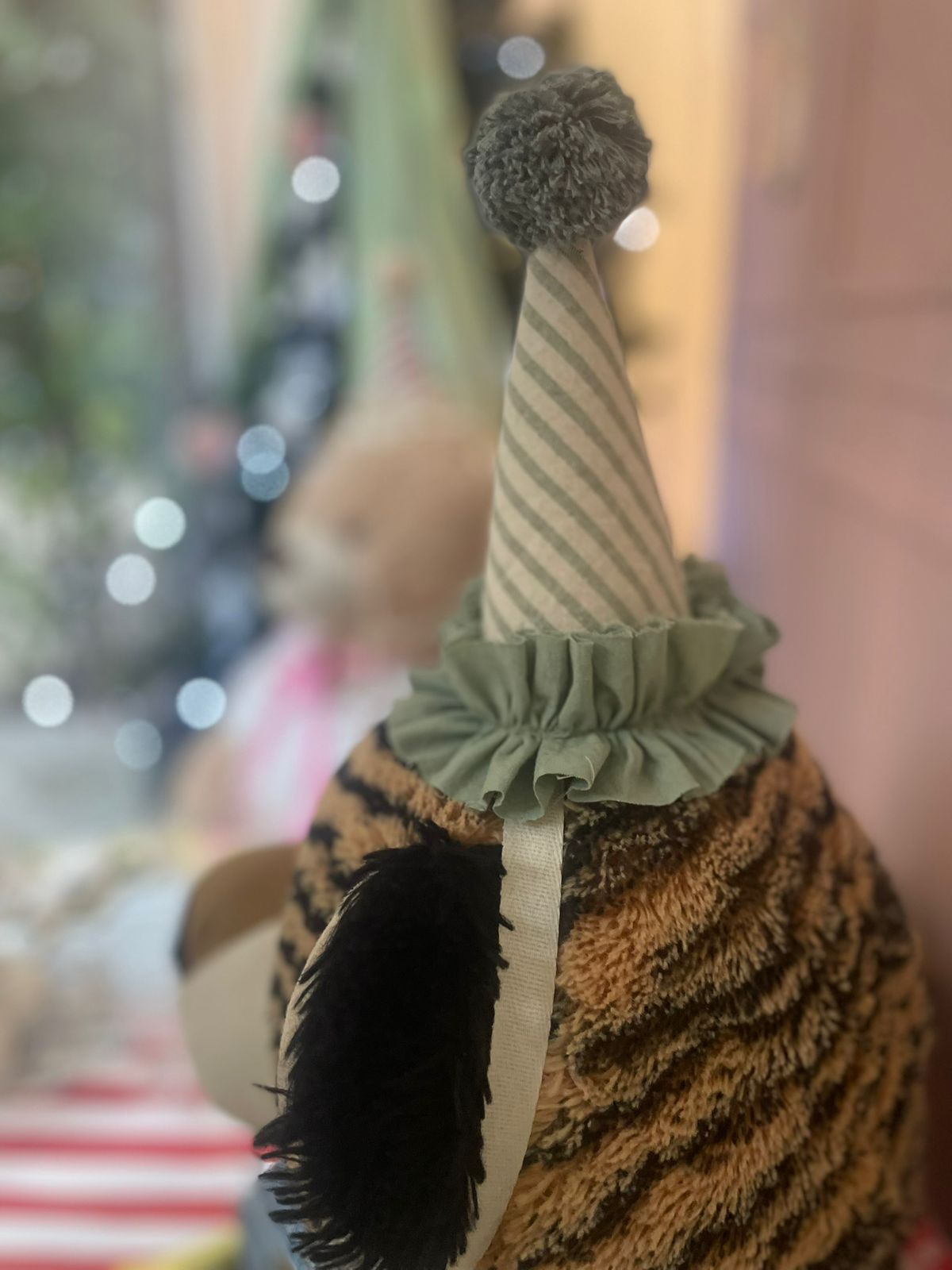 BONETE DE TELA CON POMPÓN Y VOLADOS - Imagen 5