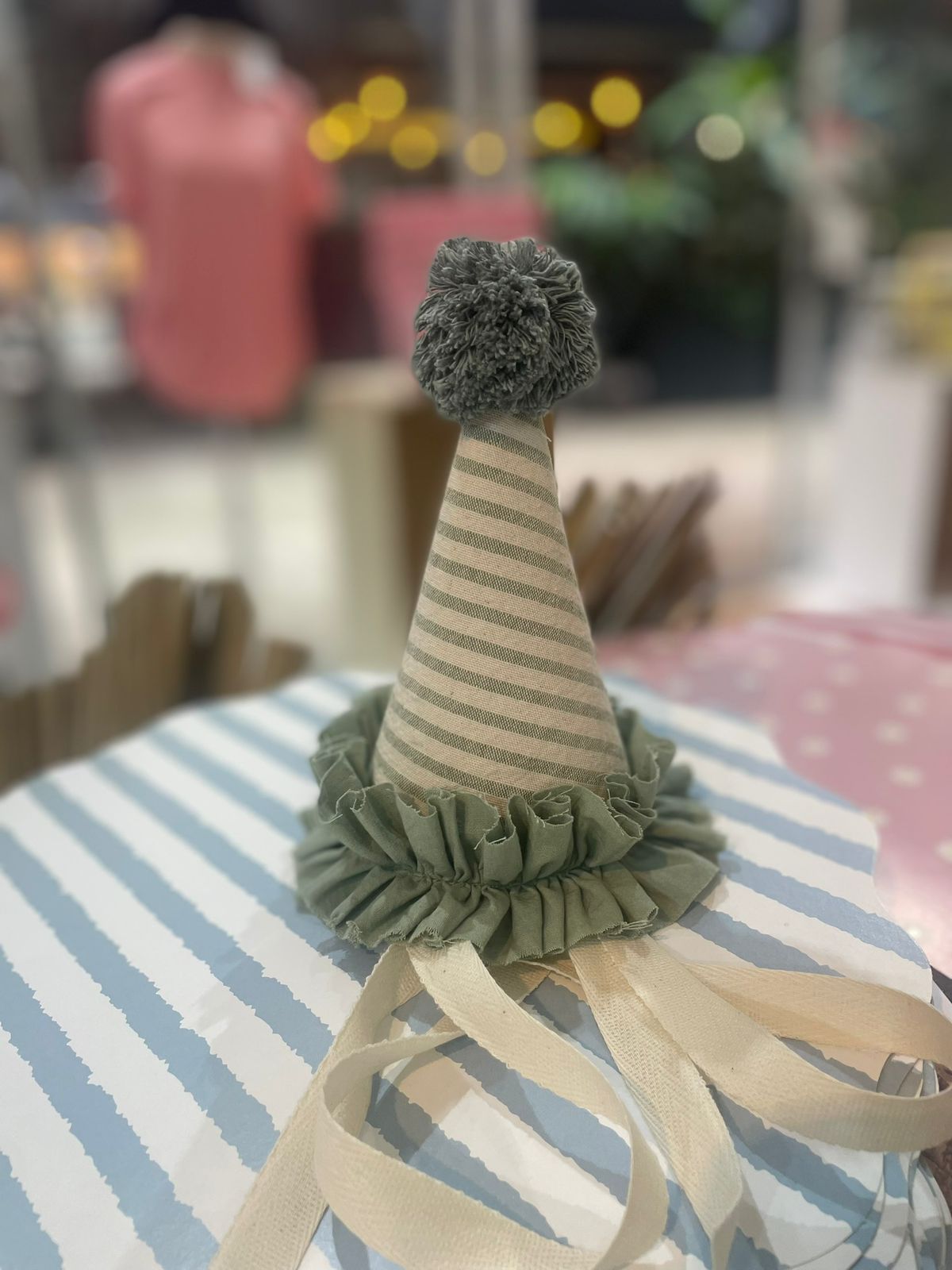 BONETE DE TELA CON POMPÓN Y VOLADOS - Imagen 4